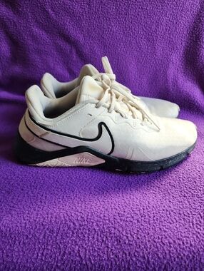 Nike Legend Essential 2 Premium Training Shoes